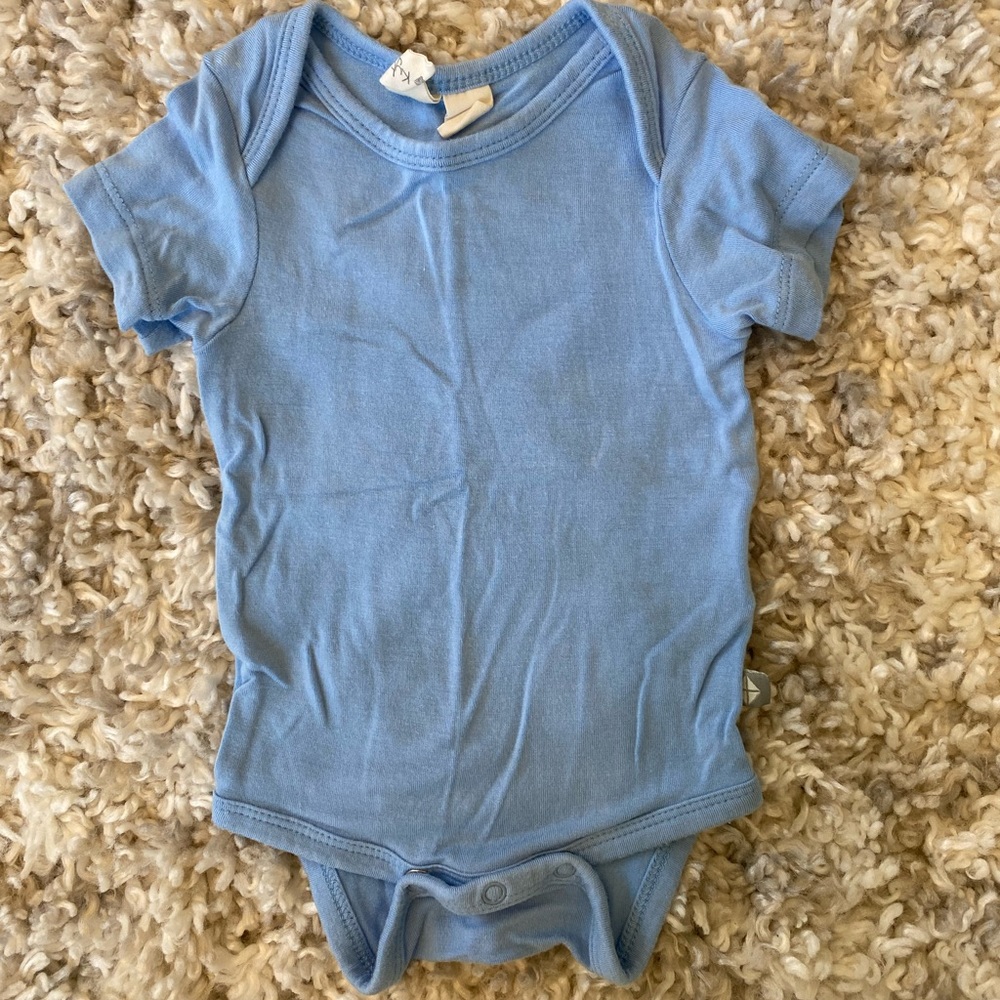 Kyte Baby short-sleeve bodysuit in Sky NB